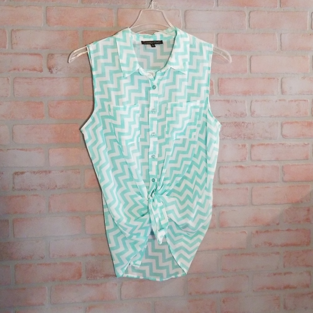 Chevron sleeveless button up top